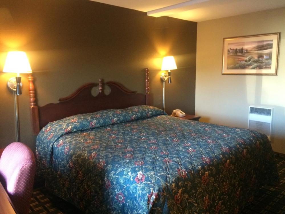 King Room - Non-Smoking interior